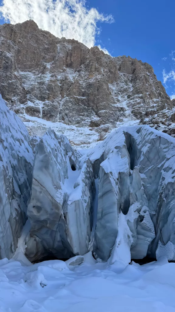 HAKKARİ'DE 20 BİN YILLIK BUZUL BÖLGESİNDE MUHTEŞEM MANZARALAR OLUŞTU 20 BİN YILLIK BUZUL BÖLGESİNDEKİ ŞELALE DE DONDU