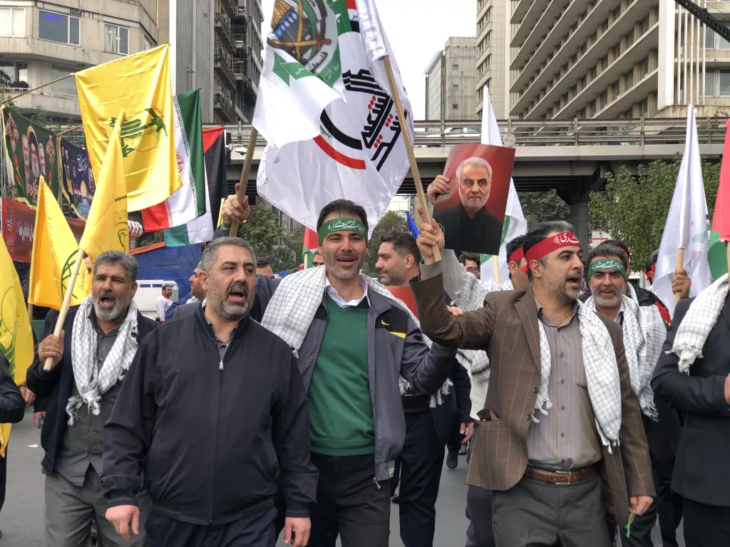 İRAN'DA ABD BÜYÜKELÇİLİĞİNİN İŞGALİNİN YILDÖNÜMÜ KUTLANDI İRAN DEVRİM MUHAFIZLARI KOMUTANI SELAMİ: "ABD VE SİYONİST REJİM DAVRANIŞLARINI DEĞİŞTİRMEZSE ÇÖKÜŞE DOĞRU İLERLEYECEKLER"