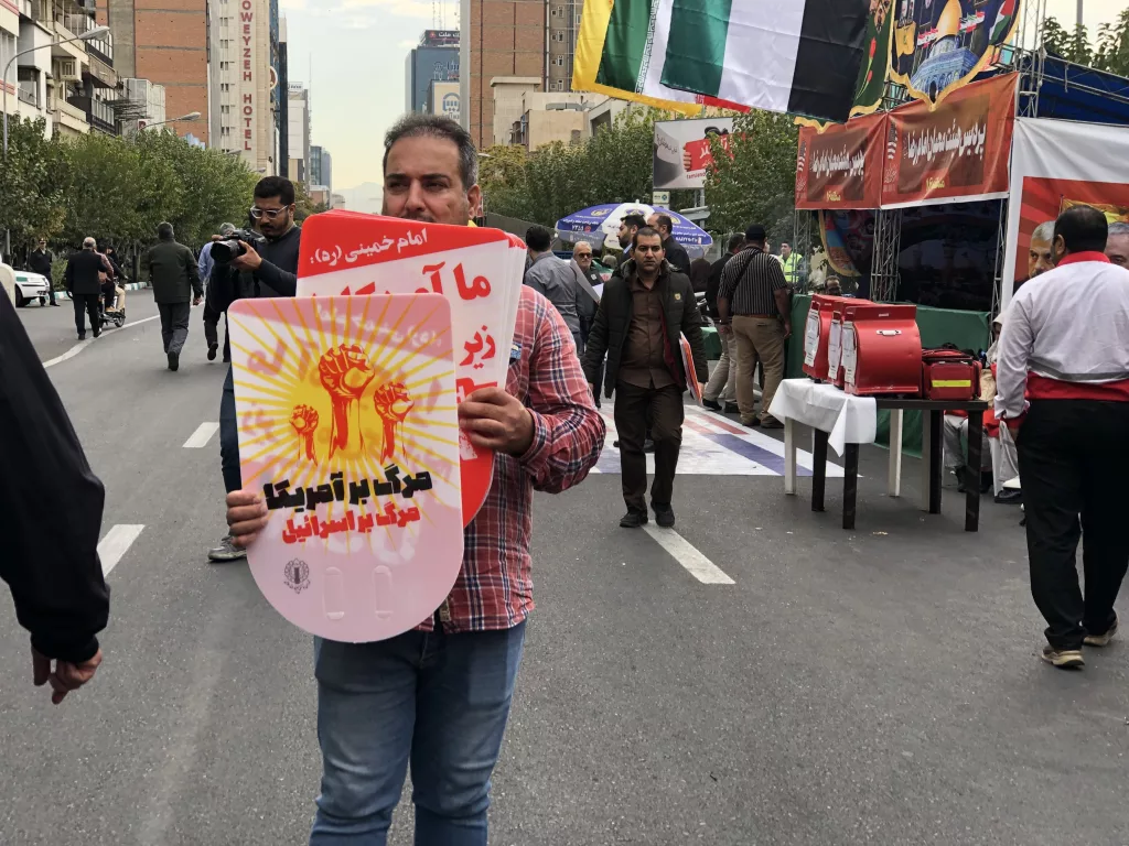 İRAN'DA ABD BÜYÜKELÇİLİĞİNİN İŞGALİNİN YILDÖNÜMÜ KUTLANDI İRAN DEVRİM MUHAFIZLARI KOMUTANI SELAMİ: "ABD VE SİYONİST REJİM DAVRANIŞLARINI DEĞİŞTİRMEZSE ÇÖKÜŞE DOĞRU İLERLEYECEKLER"