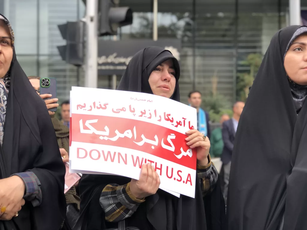 İRAN'DA ABD BÜYÜKELÇİLİĞİNİN İŞGALİNİN YILDÖNÜMÜ KUTLANDI İRAN DEVRİM MUHAFIZLARI KOMUTANI SELAMİ: "ABD VE SİYONİST REJİM DAVRANIŞLARINI DEĞİŞTİRMEZSE ÇÖKÜŞE DOĞRU İLERLEYECEKLER"
