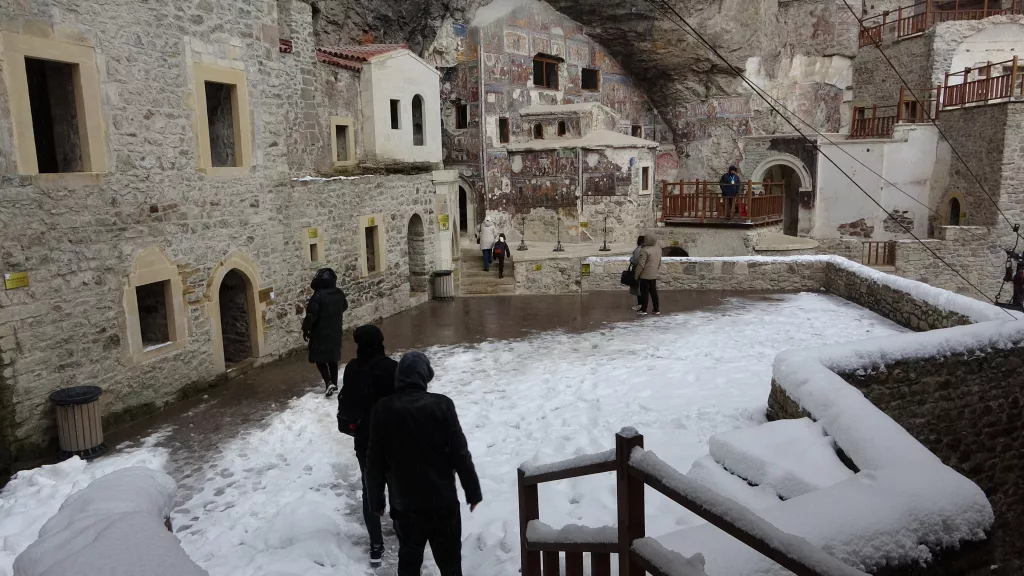 SÜMELA MANASTIRI BEYAZA BÜRÜNDÜ, ZİYARETÇİLERİNİ KENDİNE HAYRAN BIRAKTI
