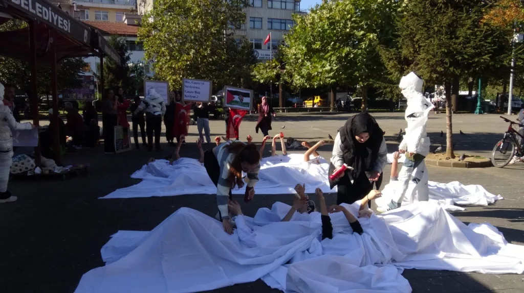 ARTVİN'DE ÜNİVERSİTE ÖĞRENCİLERİNDEN FİLİSTİNLİ ÇOCUKLAR İÇİN KEFENLİ PROTESTO