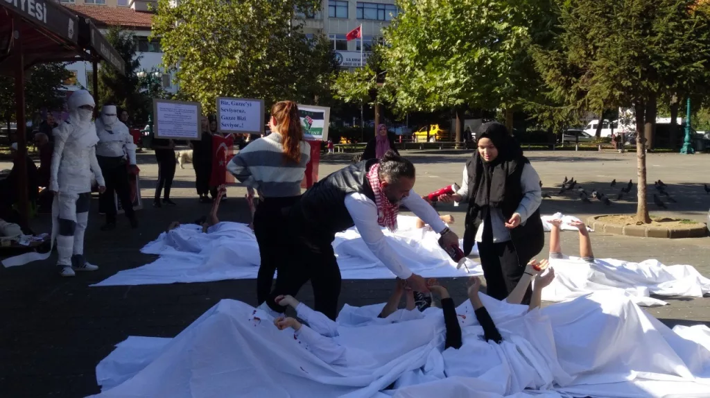 ARTVİN'DE ÜNİVERSİTE ÖĞRENCİLERİNDEN FİLİSTİNLİ ÇOCUKLAR İÇİN KEFENLİ PROTESTO