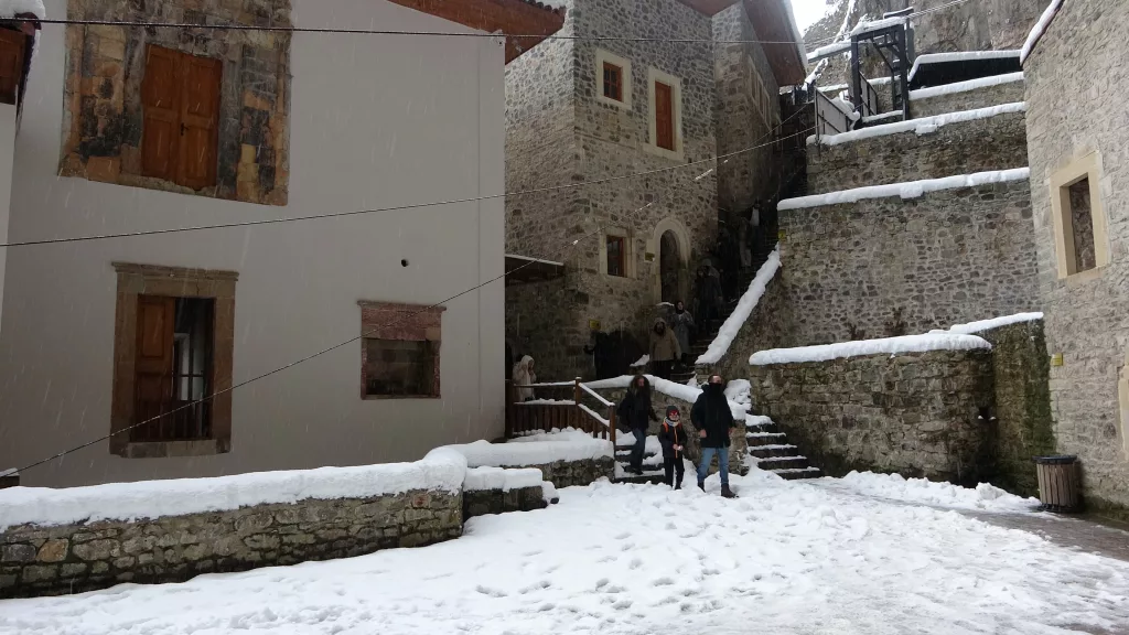 SÜMELA MANASTIRI BEYAZA BÜRÜNDÜ, ZİYARETÇİLERİNİ KENDİNE HAYRAN BIRAKTI
