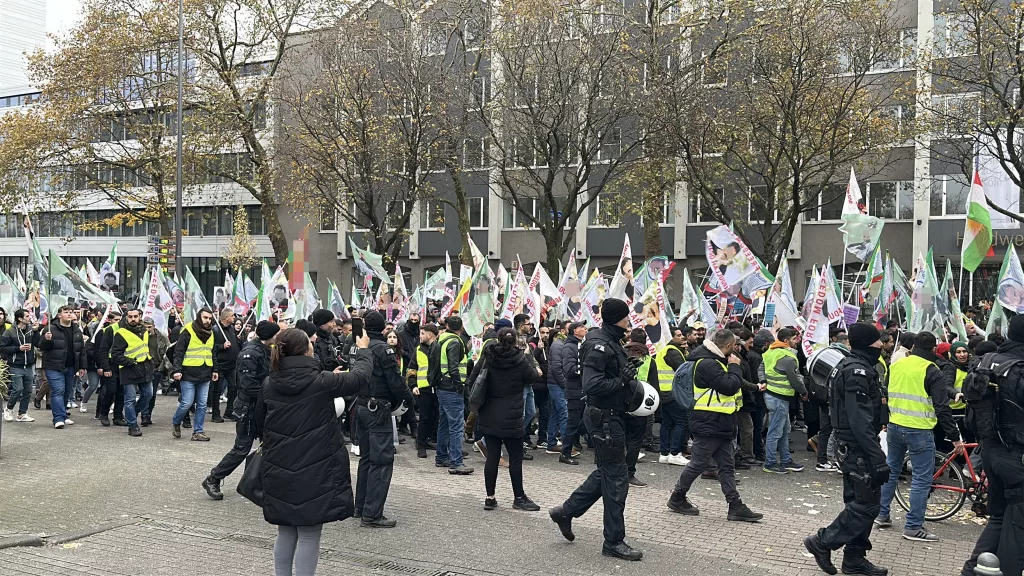 ALMANYA'DA TERÖR ÖRGÜTÜ PKK YANDAŞLARI YÜRÜYÜŞ DÜZENLEDİ
