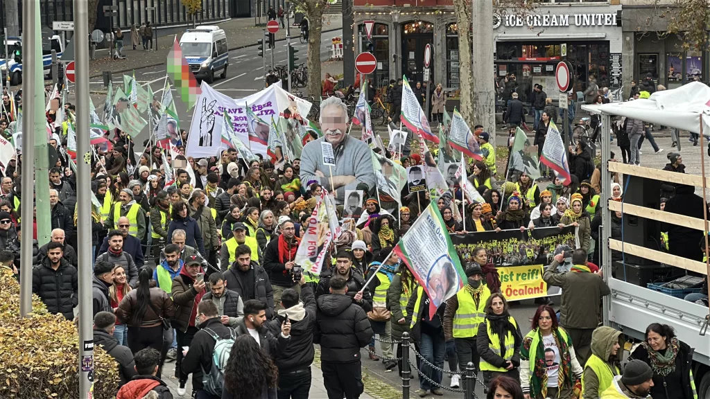 ALMANYA'DA TERÖR ÖRGÜTÜ PKK YANDAŞLARI YÜRÜYÜŞ DÜZENLEDİ
