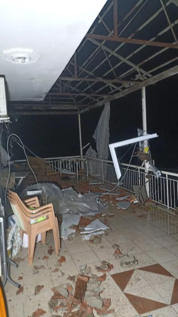 ANTALYA'DA HORTUM YIKIP GEÇTİ, EVLER VE SERALAR HASAR GÖRDÜ MAHALLE SAKİNLERİ: "UÇAK DÜŞTÜ ZANNETTİK"