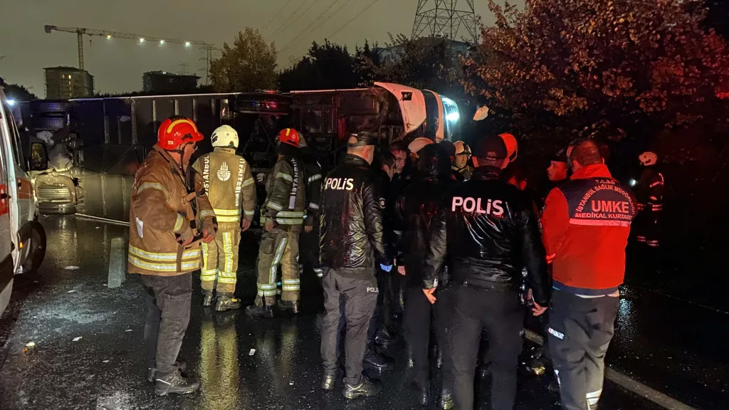 ESENLER'DE YOLCU OTOBÜSÜ YAN YATTI: 2 ÖLÜ, 15 YARALI