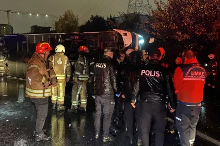 Two Die in Overturned Bus in Istanbul