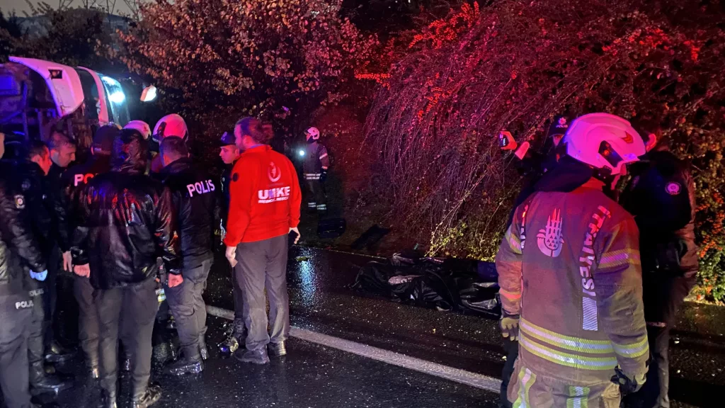 ESENLER'DE YOLCU OTOBÜSÜ YAN YATTI: 2 ÖLÜ, 15 YARALI