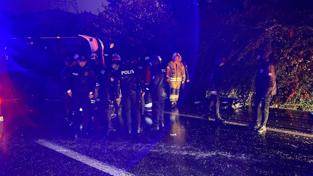 ESENLER'DE YOLCU OTOBÜSÜ YAN YATTI: 2 ÖLÜ, 15 YARALI