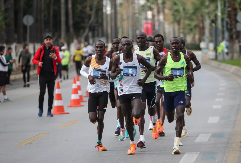 6. ULUSLARARASI MERSİN MARATONU BAŞLADI ORGANİZASYONA 30 ÜLKEDEN 2 BİN 172 SPORCU KATILDI