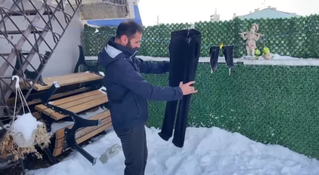 YURDUN DOĞUSU DONDU; DIŞARI ASILAN KIYAFETLER BUZLA KAPLANDI, HAVAYA SERPİLEN KAYNAR SU YERE DÜŞMEDEN BUZ OLDU