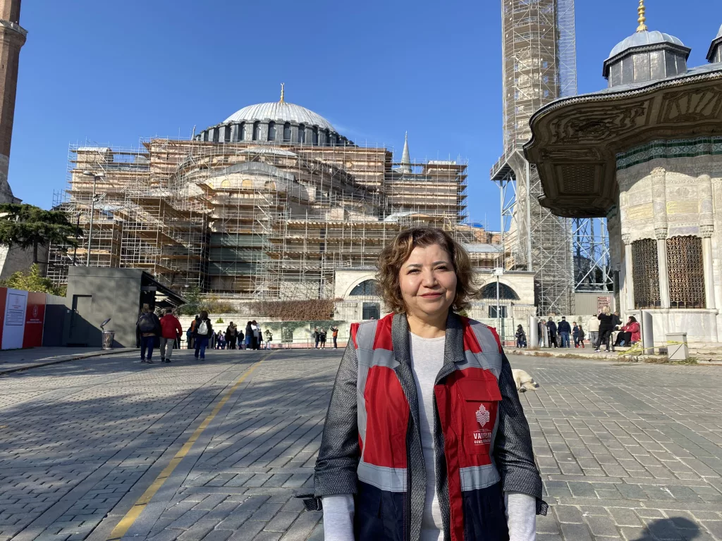 AYASOFYA'DA DEV İSKELE KURULDU: BİN 500 YILLIK CAMİ NİTELİKSİZ SIVALARDAN ARINDIRILACAK AYASOFYA'DA TÜRBELERİN, SIBYAN MEKTEBİNİN VE MUVAKKİTHANENİN RESTORASYONU TAMAMLANDI DEMİR PARMAKLIKLARIN ARKASINDA KALAN AYASOFYA HAVADAN GÖRÜNTÜLENDİ