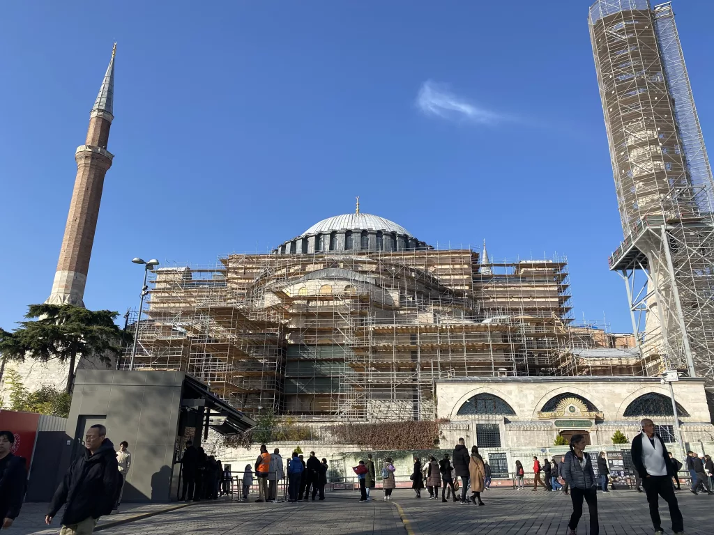 AYASOFYA'DA DEV İSKELE KURULDU: BİN 500 YILLIK CAMİ NİTELİKSİZ SIVALARDAN ARINDIRILACAK AYASOFYA'DA TÜRBELERİN, SIBYAN MEKTEBİNİN VE MUVAKKİTHANENİN RESTORASYONU TAMAMLANDI DEMİR PARMAKLIKLARIN ARKASINDA KALAN AYASOFYA HAVADAN GÖRÜNTÜLENDİ
