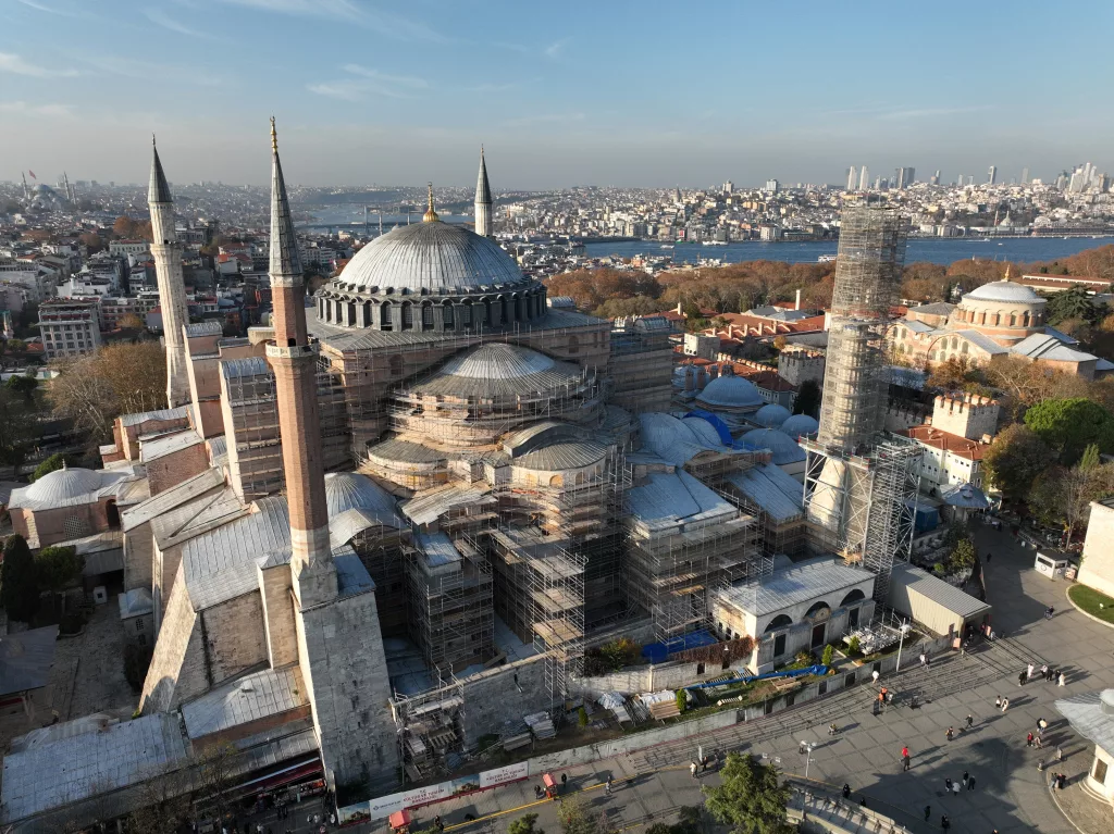 AYASOFYA'DA DEV İSKELE KURULDU: BİN 500 YILLIK CAMİ NİTELİKSİZ SIVALARDAN ARINDIRILACAK AYASOFYA'DA TÜRBELERİN, SIBYAN MEKTEBİNİN VE MUVAKKİTHANENİN RESTORASYONU TAMAMLANDI DEMİR PARMAKLIKLARIN ARKASINDA KALAN AYASOFYA HAVADAN GÖRÜNTÜLENDİ