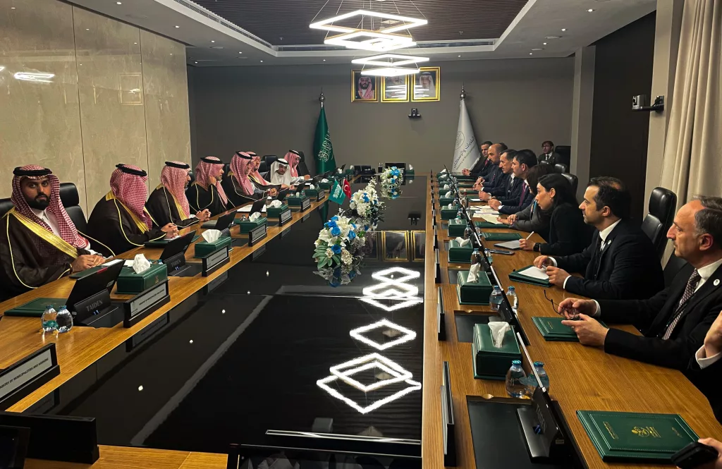 SUUDİ ARABİSTAN ULUSAL KONUT ŞİRKETİ'YLE İŞ BİRLİĞİ ANLAŞMASI İMZALANDI EMLAK KONUT TECRÜBESİNİ SUUDİ ARABİSTAN'A TAŞIYACAK