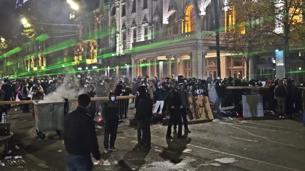 GÜRCİSTAN PARLAMENTOSU ÖNÜNDE TANSİYON DÜŞMÜYOR: 22 GÖZALTI