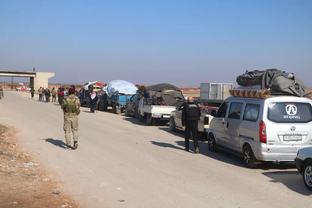 TERÖR ÖRGÜTÜ PKK/YPG'DEN TEMİZLENEN TEL RIFAT'TA 8 YIL MAHSUR KALAN SURİYELİLER AFRİN'E DOĞRU YOLA ÇIKTI