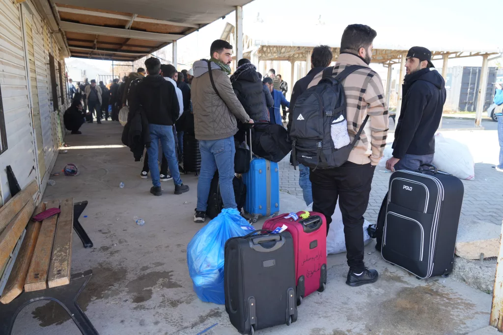 SURİYELİLER MEMLEKETLERİNE DÖNMEYE DEVAM EDİYOR ÜLKELERİNE DÖNÜŞ YAPMAK İSTEYEN SURİYELİLER ÖNCÜPINAR SINIR KAPISI'NA AKIN ETTİ