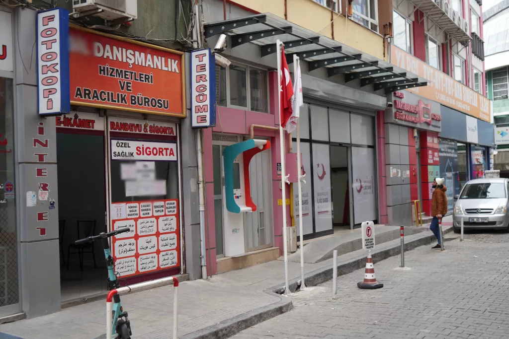 SURİYELİLER ÜLKELERİNE DÖNMEYE BAŞLADI, DÜKKANLAR BOŞALDI