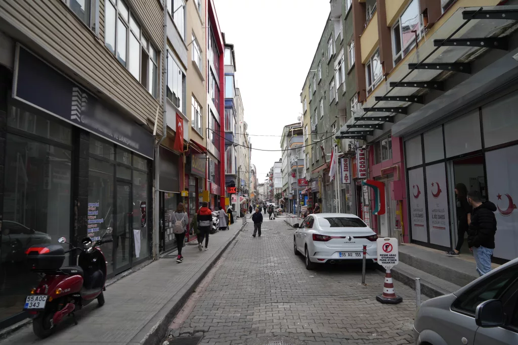 SURİYELİLER ÜLKELERİNE DÖNMEYE BAŞLADI, DÜKKANLAR BOŞALDI