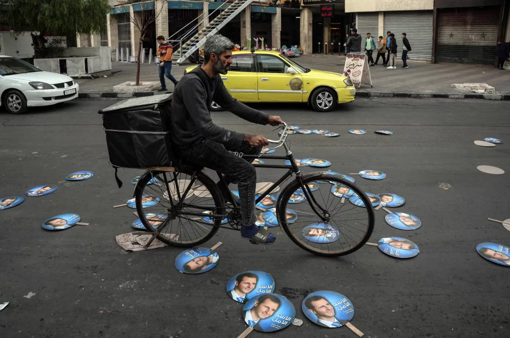 SURİYE'DE ESAD'IN POSTERLERİ AYAKLAR ALTINDA