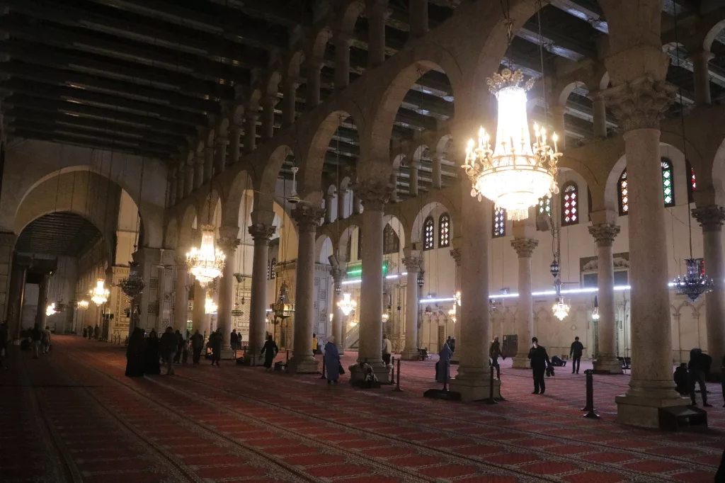 MEDENİYETLERE EV SAHİPLİĞİ YAPAN ŞAM'IN KALBİ EMEVİ CAMİİ SURİYE'DE ESAD REJİMİNİN DEVRİLMESİNİN ARDINDAN HALKIN AKIN ETTİĞİ EMEVİ CAMİİ'NİN TARİHİ MERAK UYANDIRDI "CAMİNİN MİNARELERİNDEN BİRİNE HAZRETİ İSA'NIN TEKRAR İNECEĞİ VE ORADAN BİR DİRİLİŞE VESİLE OLACAĞI KABUL GÖRMÜŞTÜR" ŞAM'IN SEMBOLÜ 1310 YILLIK EMEVİ CAMİİ TARİH BOYUNCA İHTİŞAMINI KORUDU