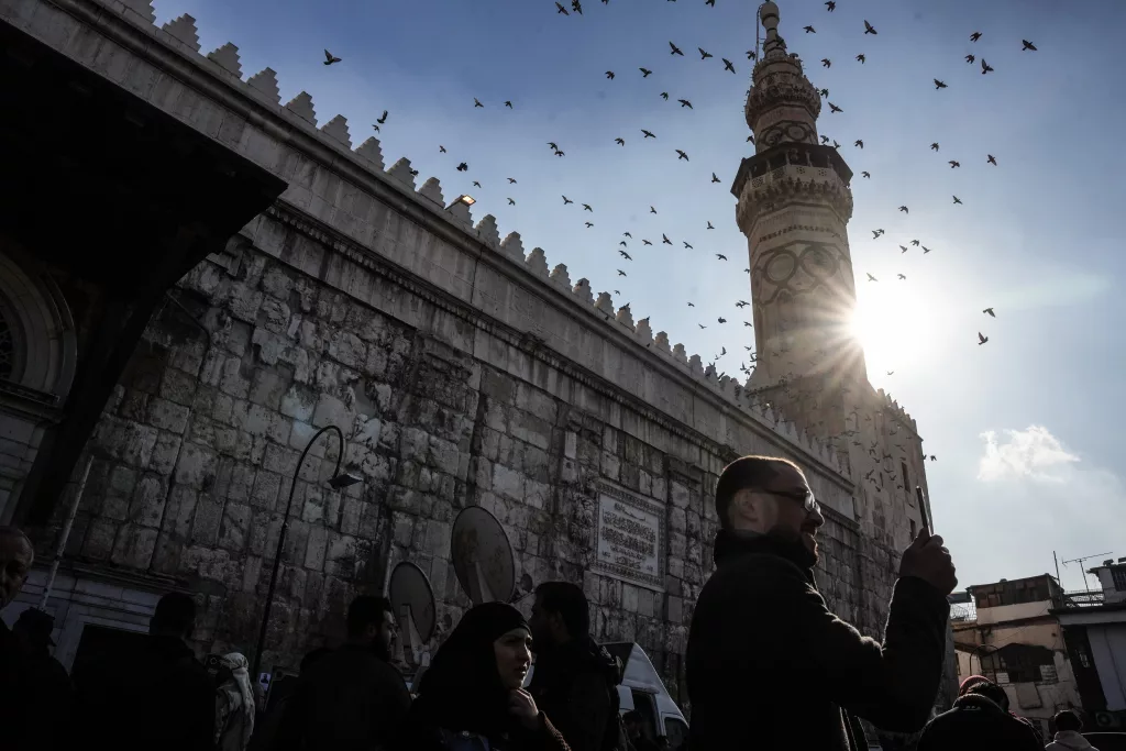 SURİYELİLER ESAD SONRASI İLK CUMA NAMAZI İÇİN EMEVİ CAMİİ'NE AKIN ETTİ