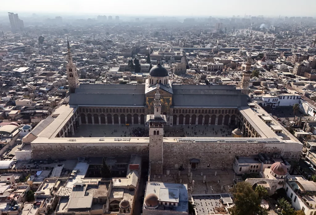 SURİYELİLER ESAD SONRASI İLK CUMA NAMAZI İÇİN EMEVİ CAMİİ'NE AKIN ETTİ