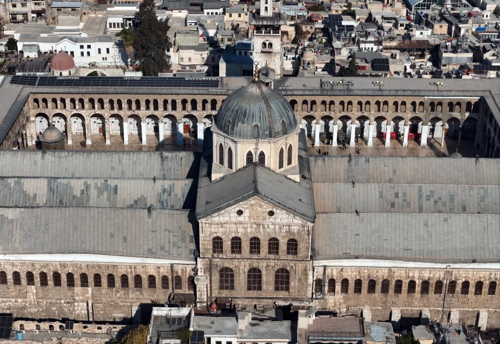 SURİYELİLER ESAD SONRASI İLK CUMA NAMAZI İÇİN EMEVİ CAMİİ'NE AKIN ETTİ