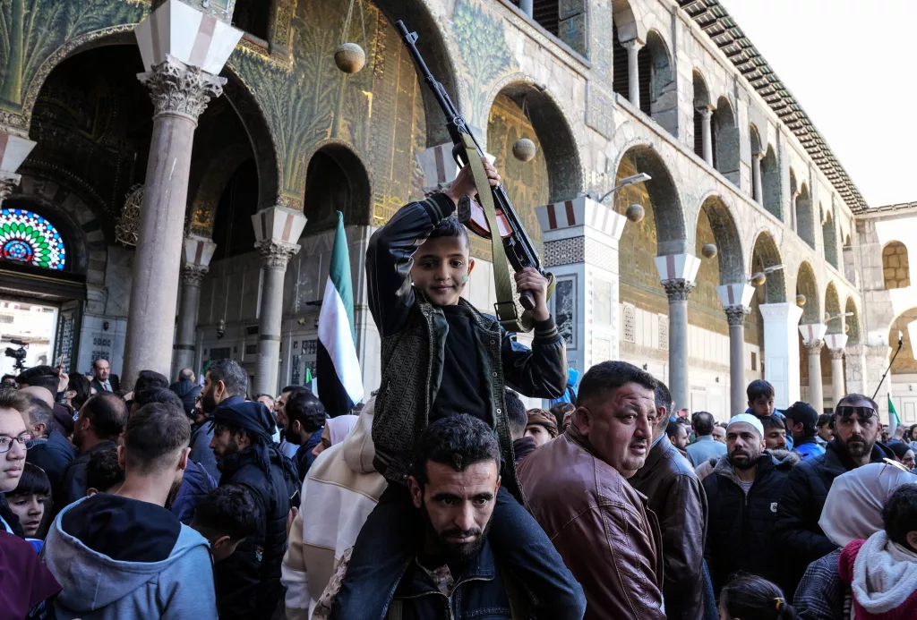 ÖZGÜR SURİYE'DE İLK CUMA NAMAZI EMEVİ CAMİİ'NDE KILINDI