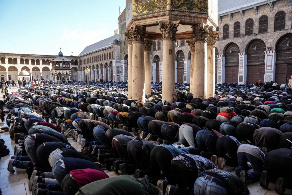 ÖZGÜR SURİYE'DE İLK CUMA NAMAZI EMEVİ CAMİİ'NDE KILINDI