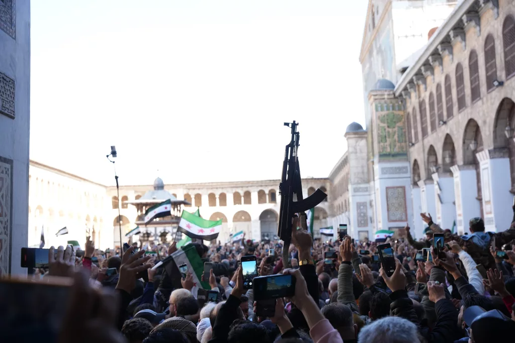 ÖZGÜR SURİYE'DE İLK CUMA NAMAZI EMEVİ CAMİİ'NDE KILINDI
