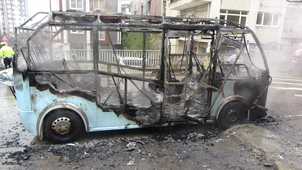 KARTAL'DA MİNİBÜS ALEV ALEV YANDI, 20 YOLCU TAHLİYE EDİLDİ
