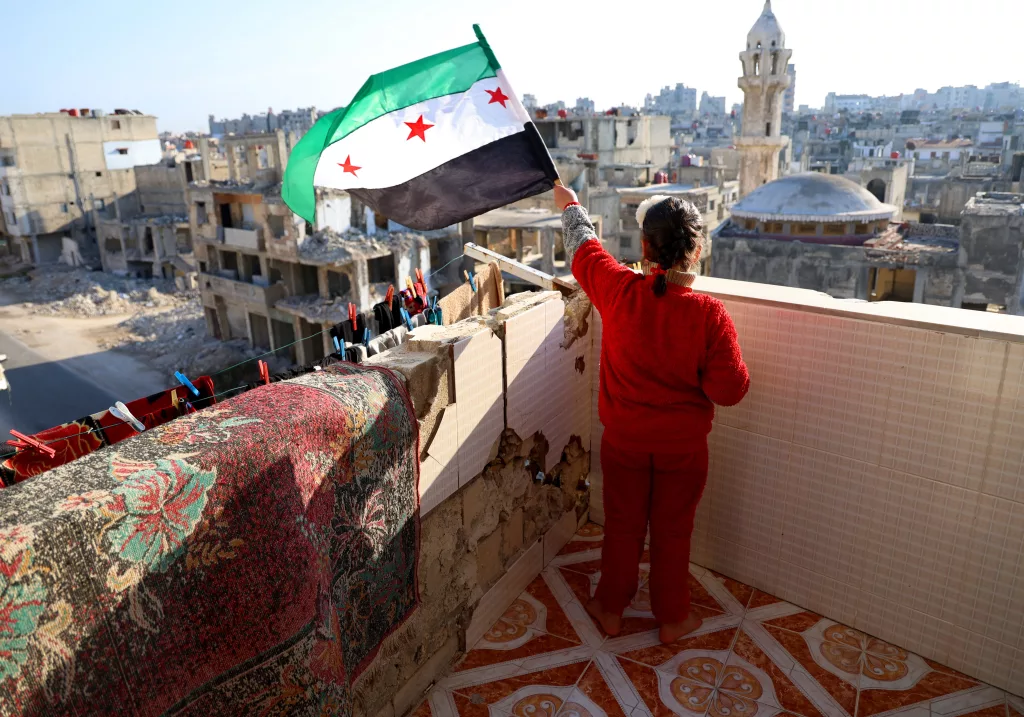 BOMBALANAN HUMUS'TA AYAKTA KALAN BİNALARDA YAŞAM SAVAŞI VERİYORLAR ÇOCUKLAR, YIKILMIŞ BİNALARIN ARASINDA ÇOCUKLUKLARINI YAŞAMAYA ÇALIŞIYOR SURİYE REJİMİ HUMUS'TA CAMİLERİ DAHİ VURUP KENTİ HARABEYE ÇEVİRDİ 6 YAŞINDAKİ EMİN AL MUHAMMED: "ARTIK SAVAŞ BİTMİŞ, ANNEM ÖLMEYECEĞİMİZİ SÖYLEDİ"