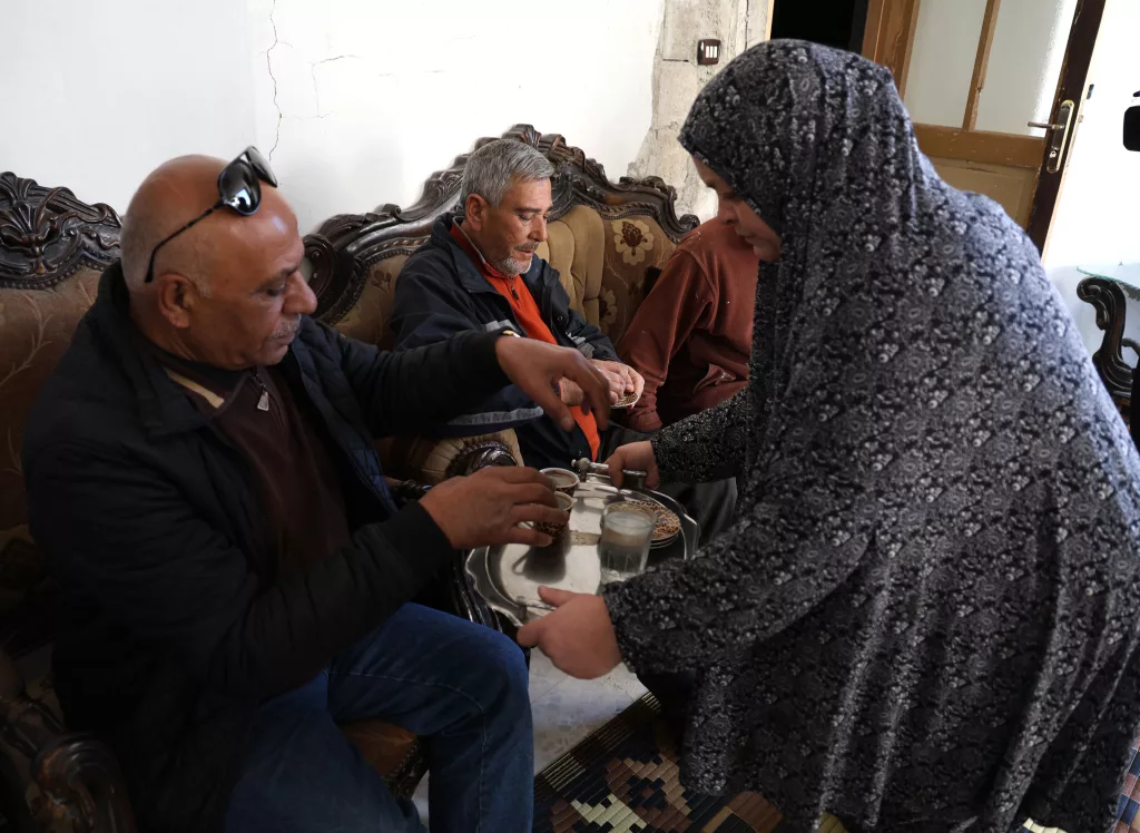 BOMBALANAN HUMUS'TA AYAKTA KALAN BİNALARDA YAŞAM SAVAŞI VERİYORLAR ÇOCUKLAR, YIKILMIŞ BİNALARIN ARASINDA ÇOCUKLUKLARINI YAŞAMAYA ÇALIŞIYOR SURİYE REJİMİ HUMUS'TA CAMİLERİ DAHİ VURUP KENTİ HARABEYE ÇEVİRDİ 6 YAŞINDAKİ EMİN AL MUHAMMED: "ARTIK SAVAŞ BİTMİŞ, ANNEM ÖLMEYECEĞİMİZİ SÖYLEDİ"