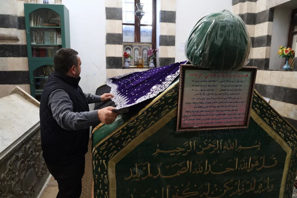 BİLAL-İ HABEŞİ'NİN MEZARI ZİYARETÇİLERİNİ BEKLİYOR BİLAL-İ HABEŞİ'NİN TÜRBESİNE 13 YIL SONRA İLK KEZ TÜRK GAZETECİLER GİTTİ