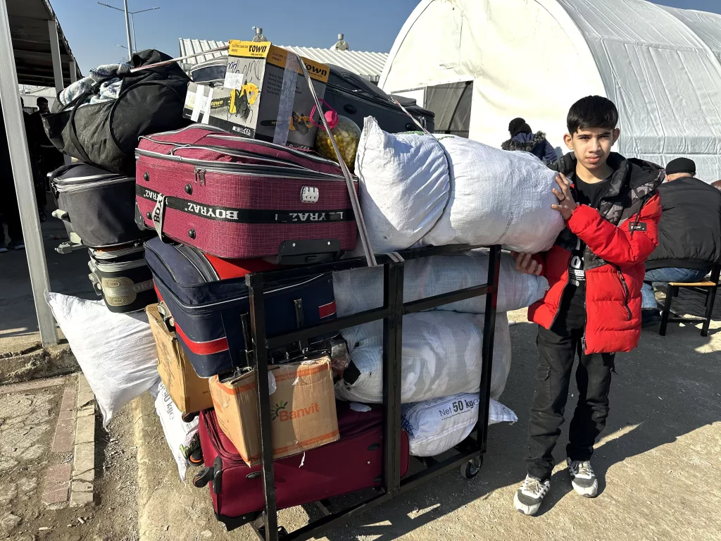 SURİYELİLER ÜLKELERİNE DÖNMENİN HEYECANINI YAŞIYOR KİLİS ÖNCÜPINAR SINIR KAPISI'NA GELEN MÜLTECİLER YILLAR SONRA YURTLARINA DÖNÜYOR
