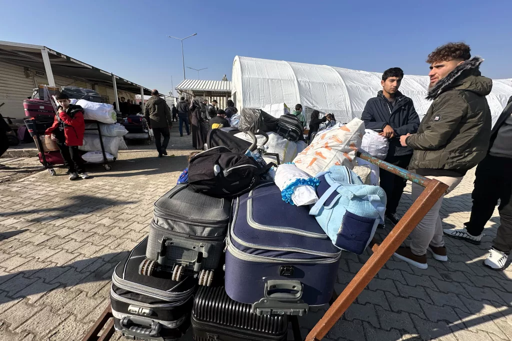 SURİYELİLER ÜLKELERİNE DÖNMENİN HEYECANINI YAŞIYOR KİLİS ÖNCÜPINAR SINIR KAPISI'NA GELEN MÜLTECİLER YILLAR SONRA YURTLARINA DÖNÜYOR