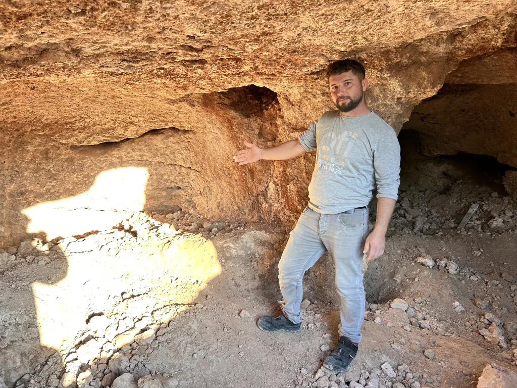 HATAY'DA İNŞAAT ÇALIŞMALARI SIRASINDA BULUNAN KAYA MEZAR ODALARI GÖRÜNTÜLENDİ