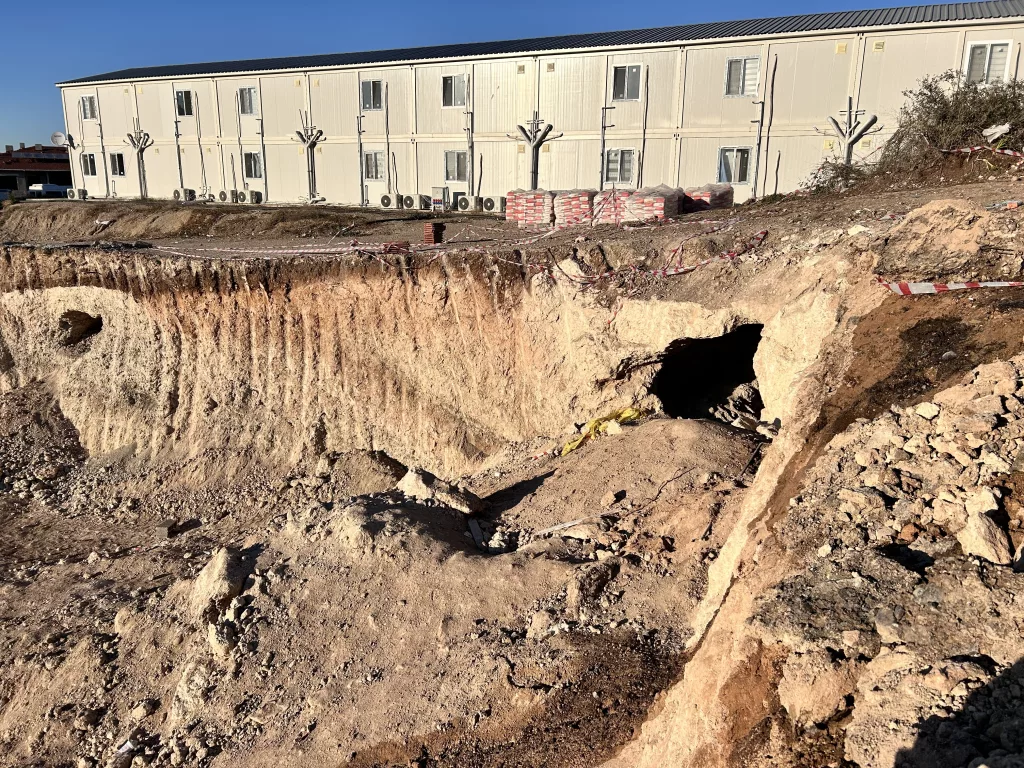 HATAY'DA İNŞAAT ÇALIŞMALARI SIRASINDA BULUNAN KAYA MEZAR ODALARI GÖRÜNTÜLENDİ