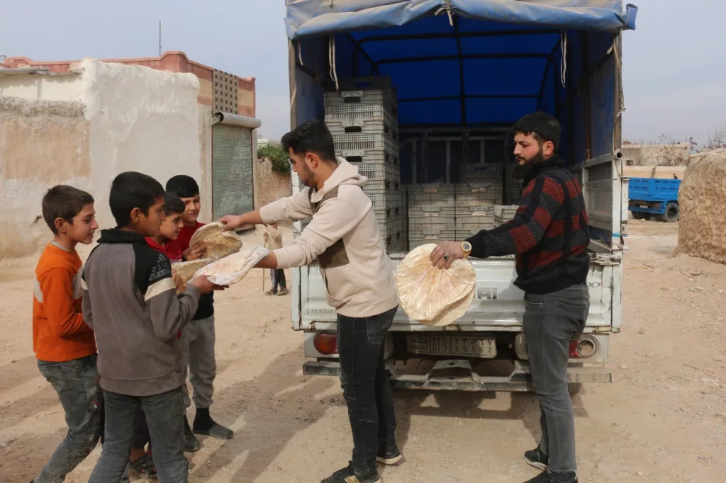 MÜNBİÇ'TE HALKA EKMEK DAĞITILDI