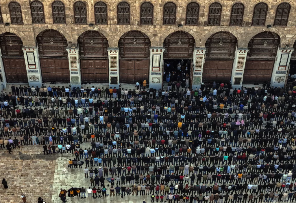 EMEVİ CAMİİ'NDE ESAD SONRASI İKİNCİ CUMA NAMAZI