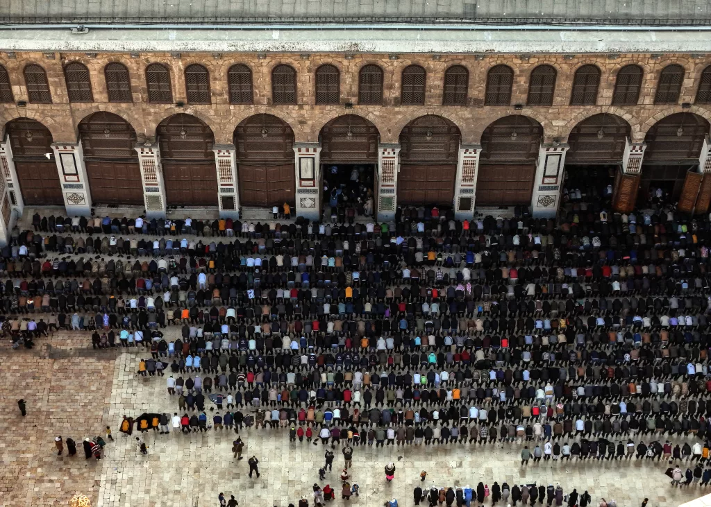 EMEVİ CAMİİ'NDE ESAD SONRASI İKİNCİ CUMA NAMAZI