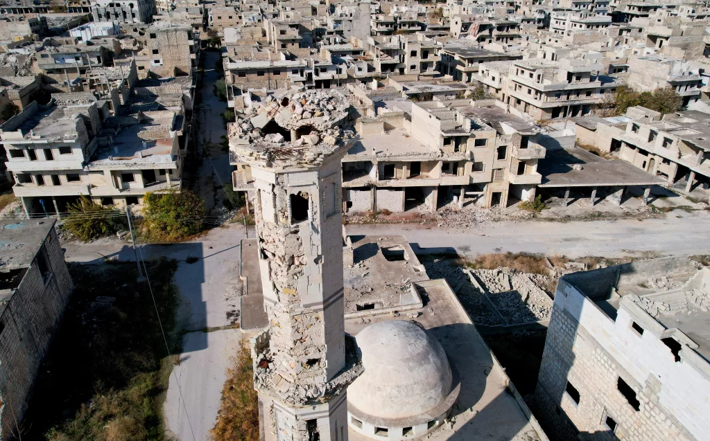 REJİM ASKERLERİNİN BOMBALADIKLARI EVLERİN DEMİRLERİNİ SÖKÜP SATTIĞI ORTAYA ÇIKTI SAVAŞIN AĞIR İZLERİNİ TAŞIYAN MAARAT EL-NUMAN'DAKİ TAHRİBAT GÖRÜNTÜLENDİ