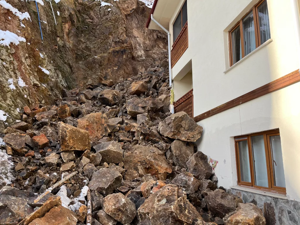 YANGINDAN SONRA ŞİMDİ DE BAŞLARI HEYELAN İLE DERTTE ARTVİN'İN YUSUFELİ İLÇESİ DEREİÇİ KÖYÜNDE YAŞANAN HEYELANDA 6 EV HASAR GÖRDÜ