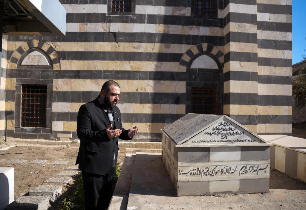 II. ABDÜLHAMİD HAN'IN TORUNU ŞAM'DA SULTAN VAHDETTİN HAN'IN KABRİNİ ZİYARET ETTİ
