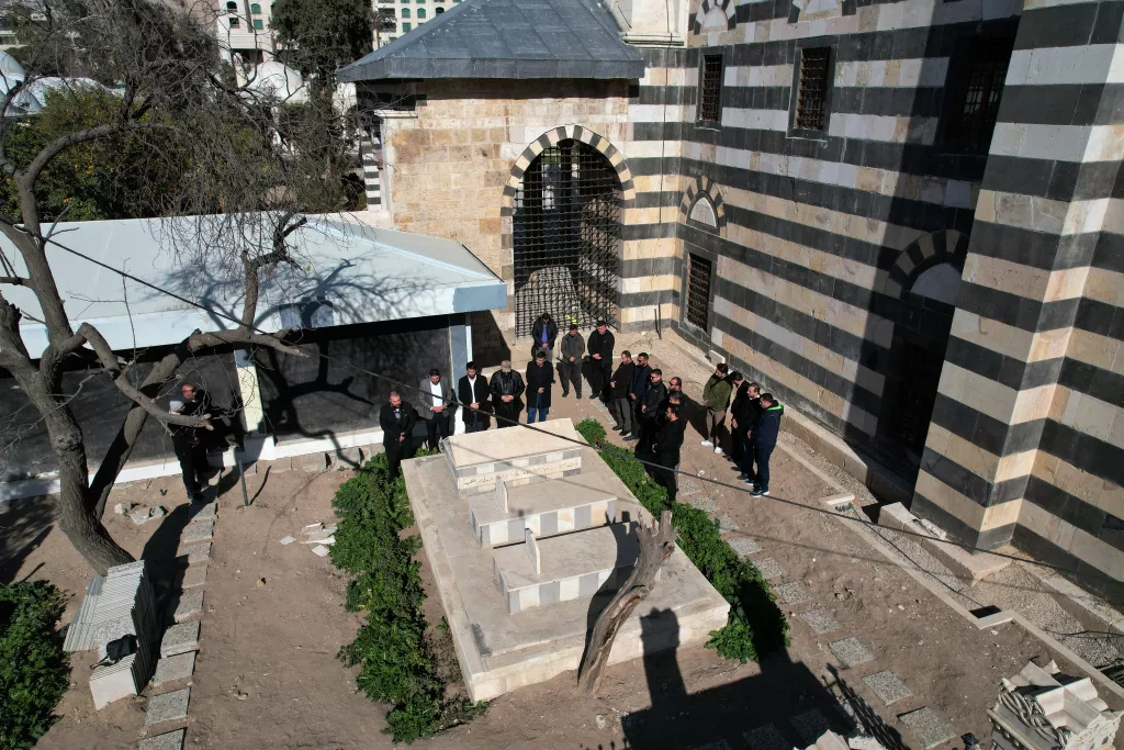 II. ABDÜLHAMİD HAN'IN TORUNU ŞAM'DA SULTAN VAHDETTİN HAN'IN KABRİNİ ZİYARET ETTİ