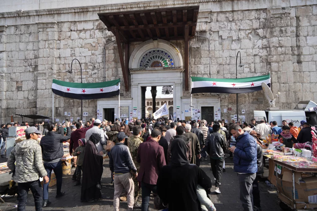 SURİYELİLER CUMA NAMAZI İÇİN EMEVİ CAMİİ'NE AKIN ETTİ TÜRKİYE'DEN GELEN VATANDAŞLAR DA CAMİDE SAF TUTTU